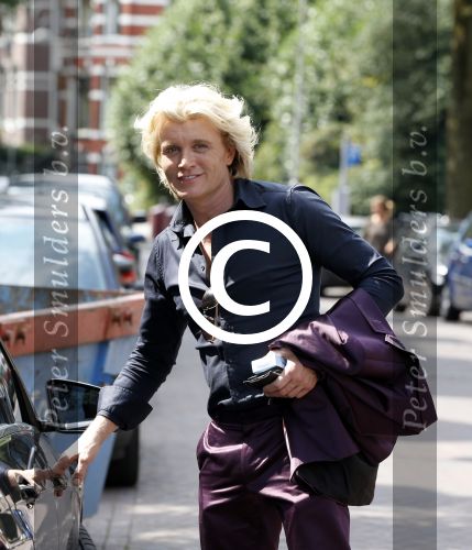 Amsterdam 9 augustus 2013
Hans Klok heeft net een kontrakt getekend bij de bankgiroloterij.
Peter Smulders bv