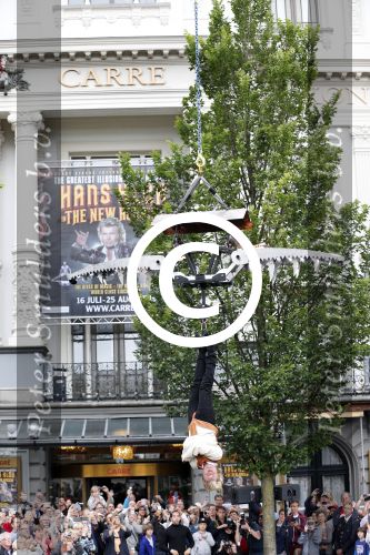 Amsterdam 10 juli 2013
Hans Klok doet stunt boven de Amstel  ivm zijn nieuwe show in carre.
Peter Smulders bv