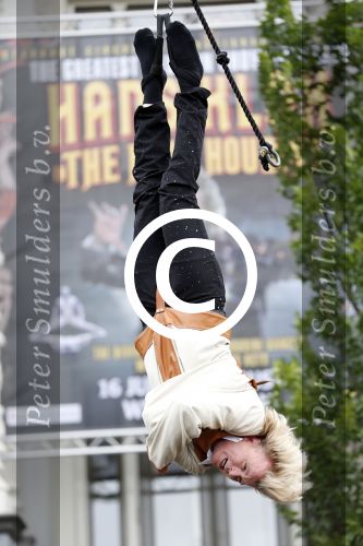 Amsterdam 10 juli 2013
Hans Klok doet stunt boven de Amstel  ivm zijn nieuwe show in carre.
Peter Smulders bv