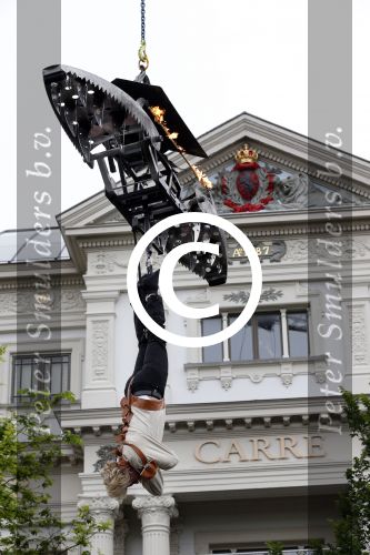 Amsterdam 10 juli 2013
Hans Klok doet stunt boven de Amstel  ivm zijn nieuwe show in carre.
Peter Smulders bv