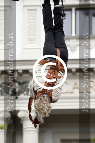 Amsterdam 10 juli 2013
Hans Klok doet stunt boven de Amstel  ivm zijn nieuwe show in carre.
Peter Smulders bv