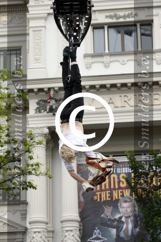 Amsterdam 10 juli 2013
Hans Klok doet stunt boven de Amstel  ivm zijn nieuwe show in carre.
Peter Smulders bv