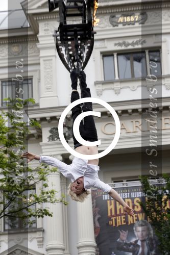 Amsterdam 10 juli 2013
Hans Klok doet stunt boven de Amstel  ivm zijn nieuwe show in carre.
Peter Smulders bv