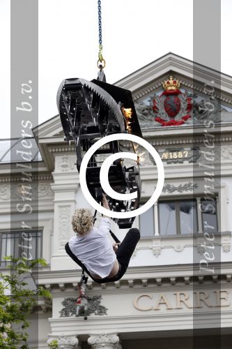 Amsterdam 10 juli 2013
Hans Klok doet stunt boven de Amstel  ivm zijn nieuwe show in carre.
Peter Smulders bv