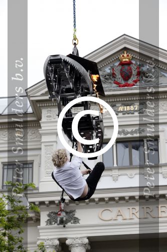 Amsterdam 10 juli 2013
Hans Klok doet stunt boven de Amstel  ivm zijn nieuwe show in carre.
Peter Smulders bv