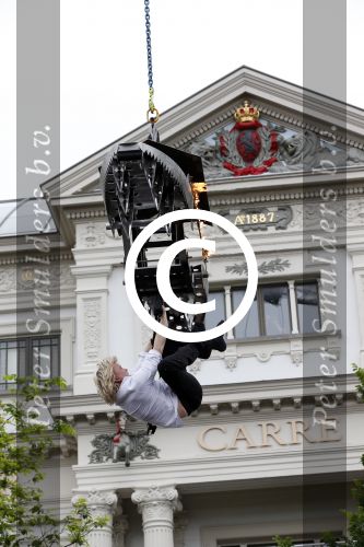 Amsterdam 10 juli 2013
Hans Klok doet stunt boven de Amstel  ivm zijn nieuwe show in carre.
Peter Smulders bv