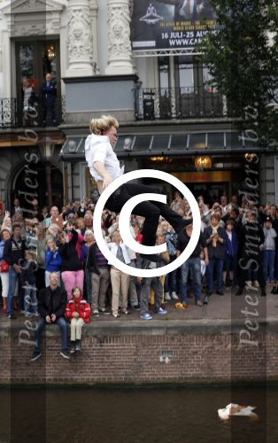Amsterdam 10 juli 2013
Hans Klok doet stunt boven de Amstel  ivm zijn nieuwe show in carre.
Peter Smulders bv
