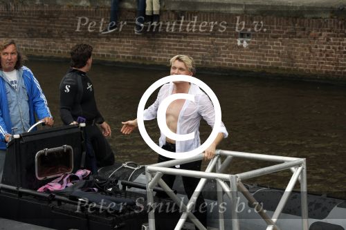 Amsterdam 10 juli 2013
Hans Klok doet stunt boven de Amstel  ivm zijn nieuwe show in carre.
Peter Smulders bv