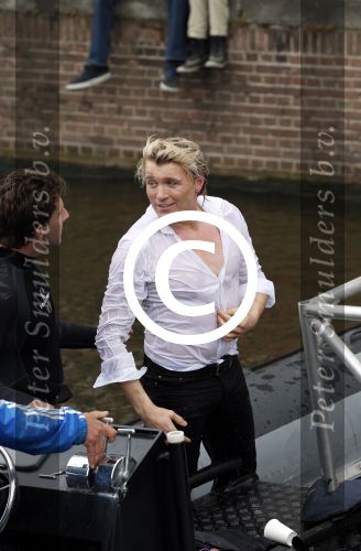 Amsterdam 10 juli 2013
Hans Klok doet stunt boven de Amstel  ivm zijn nieuwe show in carre.
Peter Smulders bv