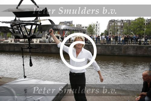 Amsterdam 10 juli 2013
Hans Klok doet stunt boven de Amstel  ivm zijn nieuwe show in carre.
Peter Smulders bv
