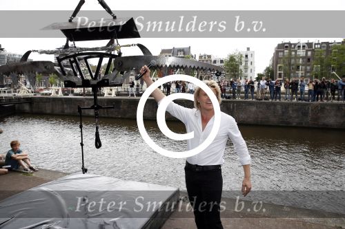 Amsterdam 10 juli 2013
Hans Klok doet stunt boven de Amstel  ivm zijn nieuwe show in carre.
Peter Smulders bv