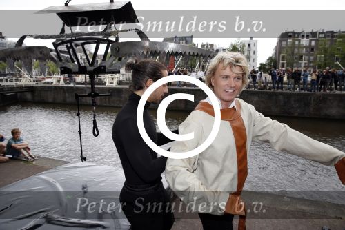 Amsterdam 10 juli 2013
Hans Klok doet stunt boven de Amstel  ivm zijn nieuwe show in carre.
Peter Smulders bv