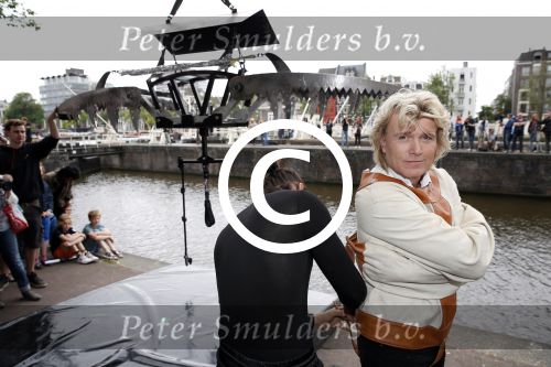 Amsterdam 10 juli 2013
Hans Klok doet stunt boven de Amstel  ivm zijn nieuwe show in carre.
Peter Smulders bv
