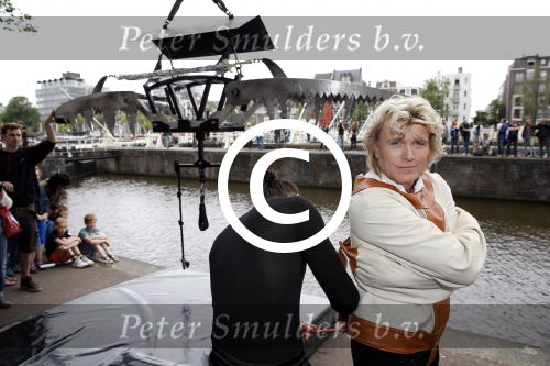 Amsterdam 10 juli 2013
Hans Klok doet stunt boven de Amstel  ivm zijn nieuwe show in carre.
Peter Smulders bv