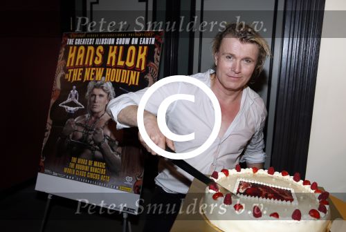 Amsterdam 10 juli 2013
Hans Klok doet stunt boven de Amstel  ivm zijn nieuwe show in carre.
Peter Smulders bv