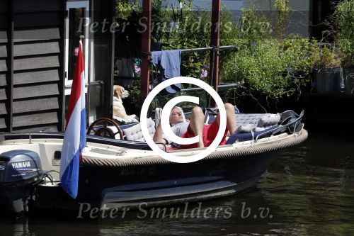 Amsterdam 9 juli 2013
Hans v d Togt ligt lekker te slapen op zijn sloep/boot met de naam Joop.
Peter Smulders bv