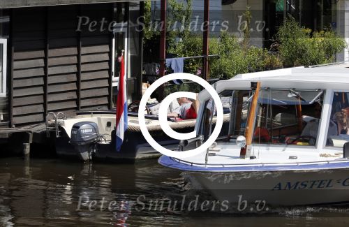 Amsterdam 9 juli 2013
Hans v d Togt ligt lekker te slapen op zijn sloep/boot met de naam Joop.
Peter Smulders bv