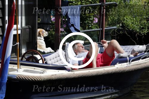 Amsterdam 9 juli 2013
Hans v d Togt ligt lekker te slapen op zijn sloep/boot met de naam Joop.
Peter Smulders bv