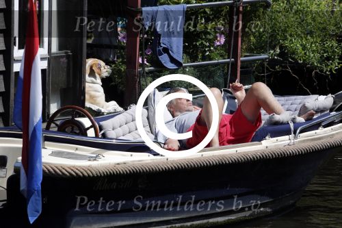 Amsterdam 9 juli 2013
Hans v d Togt ligt lekker te slapen op zijn sloep/boot met de naam Joop.
Peter Smulders bv