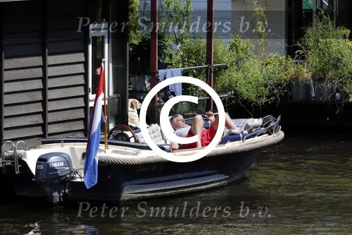 Amsterdam 9 juli 2013
Hans v d Togt ligt lekker te slapen op zijn sloep/boot met de naam Joop.
Peter Smulders bv