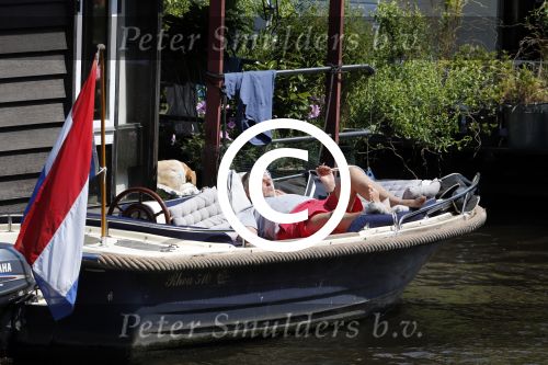 Amsterdam 9 juli 2013
Hans v d Togt ligt lekker te slapen op zijn sloep/boot met de naam Joop.
Peter Smulders bv