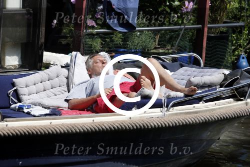 Amsterdam 9 juli 2013
Hans v d Togt ligt lekker te slapen op zijn sloep/boot met de naam Joop.
Peter Smulders bv