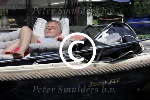 Amsterdam 9 juli 2013
Hans v d Togt ligt lekker te slapen op zijn sloep/boot met de naam Joop.
Peter Smulders bv