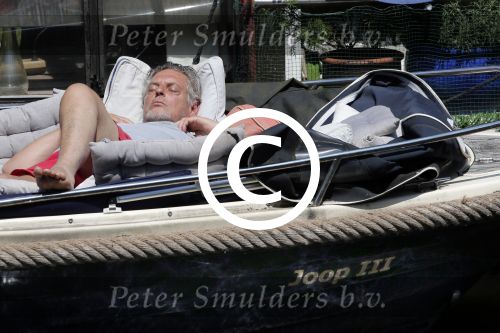 Amsterdam 9 juli 2013
Hans v d Togt ligt lekker te slapen op zijn sloep/boot met de naam Joop.
Peter Smulders bv