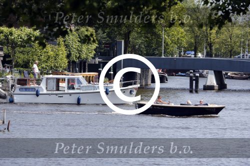 Amsterdam 9 juli 2013
Hans v d Togt ligt lekker te slapen op zijn sloep/boot met de naam Joop.
Peter Smulders bv