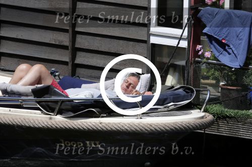 Amsterdam 9 juli 2013
Hans v d Togt ligt lekker te slapen op zijn sloep/boot met de naam Joop.
Peter Smulders bv
