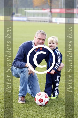 Amsterdam 23 oktober 2012
Heini Otto met zijn kleinkind op de toekomst bij ajax.
Peter Smulders bv