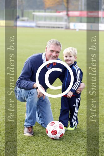 Amsterdam 23 oktober 2012
Heini Otto met zijn kleinkind op de toekomst bij ajax.
Peter Smulders bv