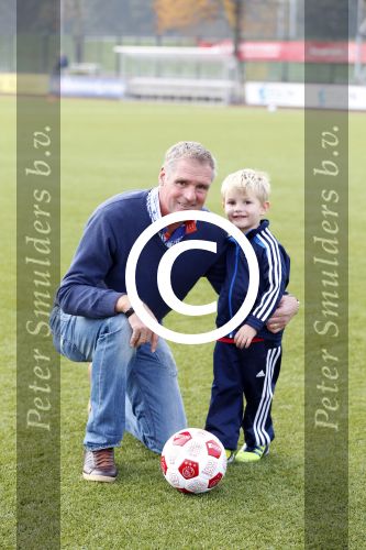 Amsterdam 23 oktober 2012
Heini Otto met zijn kleinkind op de toekomst bij ajax.
Peter Smulders bv