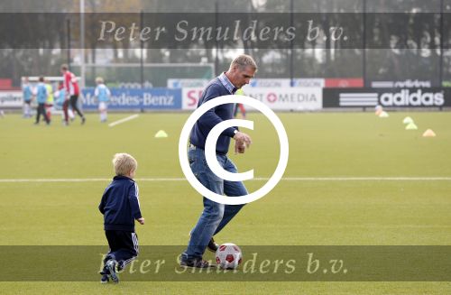 Amsterdam 23 oktober 2012
Heini Otto met zijn kleinkind op de toekomst bij ajax.
Peter Smulders bv