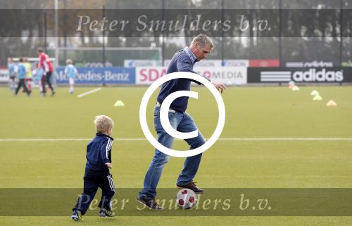 Amsterdam 23 oktober 2012
Heini Otto met zijn kleinkind op de toekomst bij ajax.
Peter Smulders bv