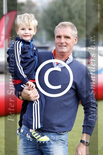 Amsterdam 23 oktober 2012
Heini Otto met zijn kleinkind op de toekomst bij ajax.
Peter Smulders bv