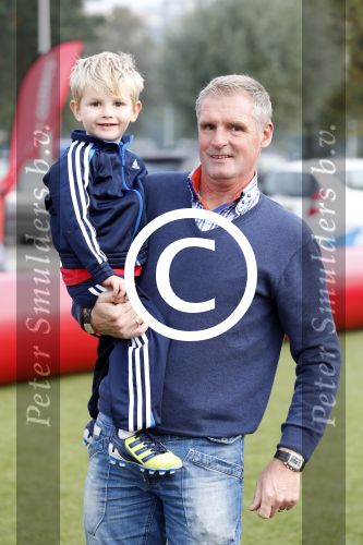 Amsterdam 23 oktober 2012
Heini Otto met zijn kleinkind op de toekomst bij ajax.
Peter Smulders bv