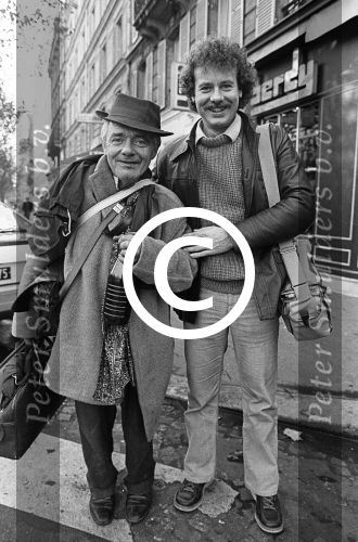 Parijs, September 1983
Uitreiling Gouden Schoen in het Lido
Zilveren Schoen winnaar Peter Houtman, spelend voor Feyenoord
Verder op de foto Bep v Houdt, Henk Koster, Cor Mooy en Soenar Chamid in gesprek met een clochard.
Foto Peter Smulders BV