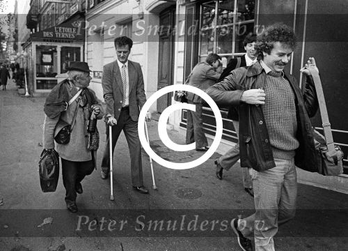 Parijs, September 1983
Uitreiling Gouden Schoen in het Lido
Zilveren Schoen winnaar Peter Houtman, spelend voor Feyenoord
Verder op de foto Bep v Houdt, Henk Koster, Cor Mooy en Soenar Chamid in gesprek met een clochard.
Foto Peter Smulders BV