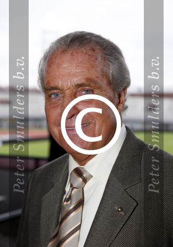 Amsterdam 3 juli 2013
Sjaak Swart 75 jaar . Hij viert dat met een wedstrijd met oud ajax spelers in het Olympisch stadion. Henny Cruijff met vrouw
Peter Smulders bv