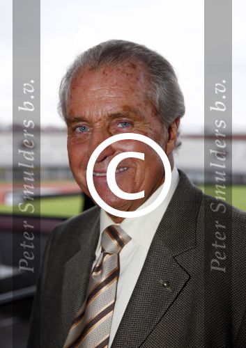 Amsterdam 3 juli 2013
Sjaak Swart 75 jaar . Hij viert dat met een wedstrijd met oud ajax spelers in het Olympisch stadion. Henny Cruijff met vrouw
Peter Smulders bv