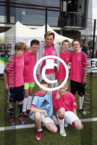Amsterdam 29 juni 2013
Voetbaltournooi op de toekomst (ajax) voor de stichting de upside van down
met diverse bn ers en oud voetballers.. Syndroom van down.
Henny Huisman
Peter Smulders bv