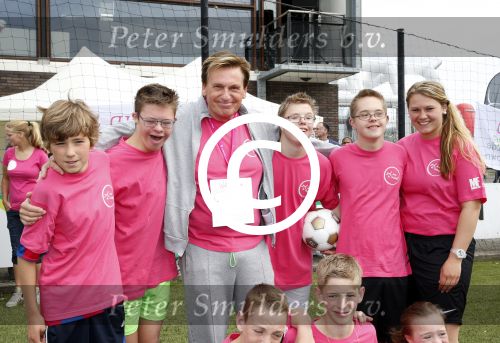 Amsterdam 29 juni 2013
Voetbaltournooi op de toekomst (ajax) voor de stichting de upside van down
met diverse bn ers en oud voetballers.. Syndroom van down.
Henny Huisman
Peter Smulders bv