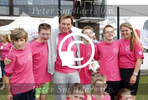 Amsterdam 29 juni 2013
Voetbaltournooi op de toekomst (ajax) voor de stichting de upside van down
met diverse bn ers en oud voetballers.. Syndroom van down.
Henny Huisman
Peter Smulders bv