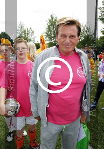 Amsterdam 29 juni 2013
Voetbaltournooi op de toekomst (ajax) voor de stichting de upside van down
met diverse bn ers en oud voetballers.. Syndroom van down.
Henny Huisman
Peter Smulders bv