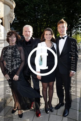 Amsterdam 25 juni 2013
Premiere Tula the Revolt in het tropenmuseum. Henriette Tol met man en dochter
Peter Smulders bv