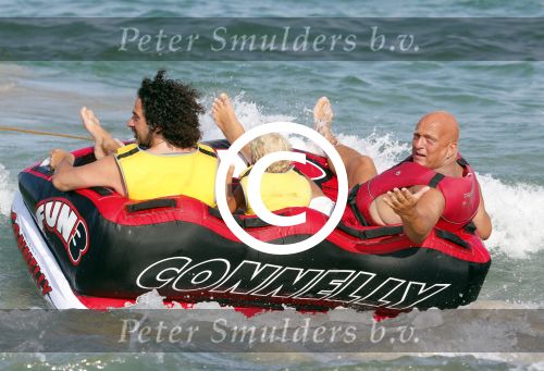 ibiza 11 juli 2013
Herman den Blijker met zijn vrouw en zoon Mats op coco beach.
Peter Smulders bv