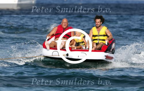 ibiza 11 juli 2013
Herman den Blijker met zijn vrouw en zoon Mats op coco beach.
Peter Smulders bv