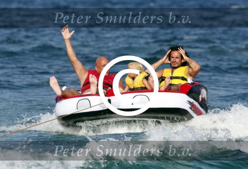 ibiza 11 juli 2013
Herman den Blijker met zijn vrouw en zoon Mats op coco beach.
Peter Smulders bv