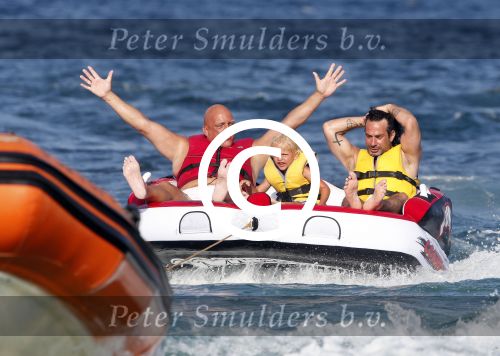 ibiza 11 juli 2013
Herman den Blijker met zijn vrouw en zoon Mats op coco beach.
Peter Smulders bv